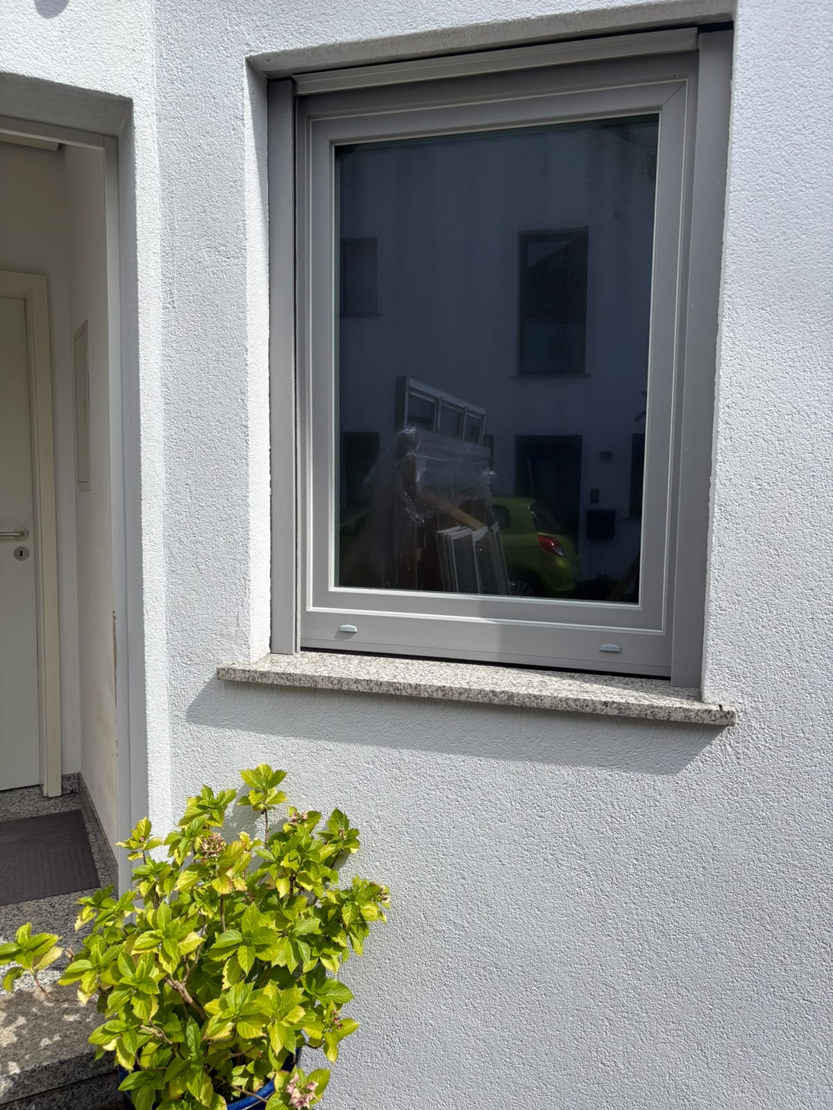 Fenstersanierung Einfamilienhaus – Dreh-Kipp-Fenster in Grau, montiert von NextBau Fensterbau
