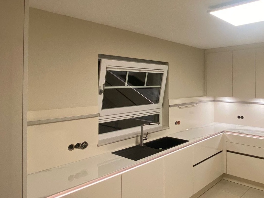 Weißes Sprossenfenster in einer sanierten Küche, perfekt im Innenausbau integriert