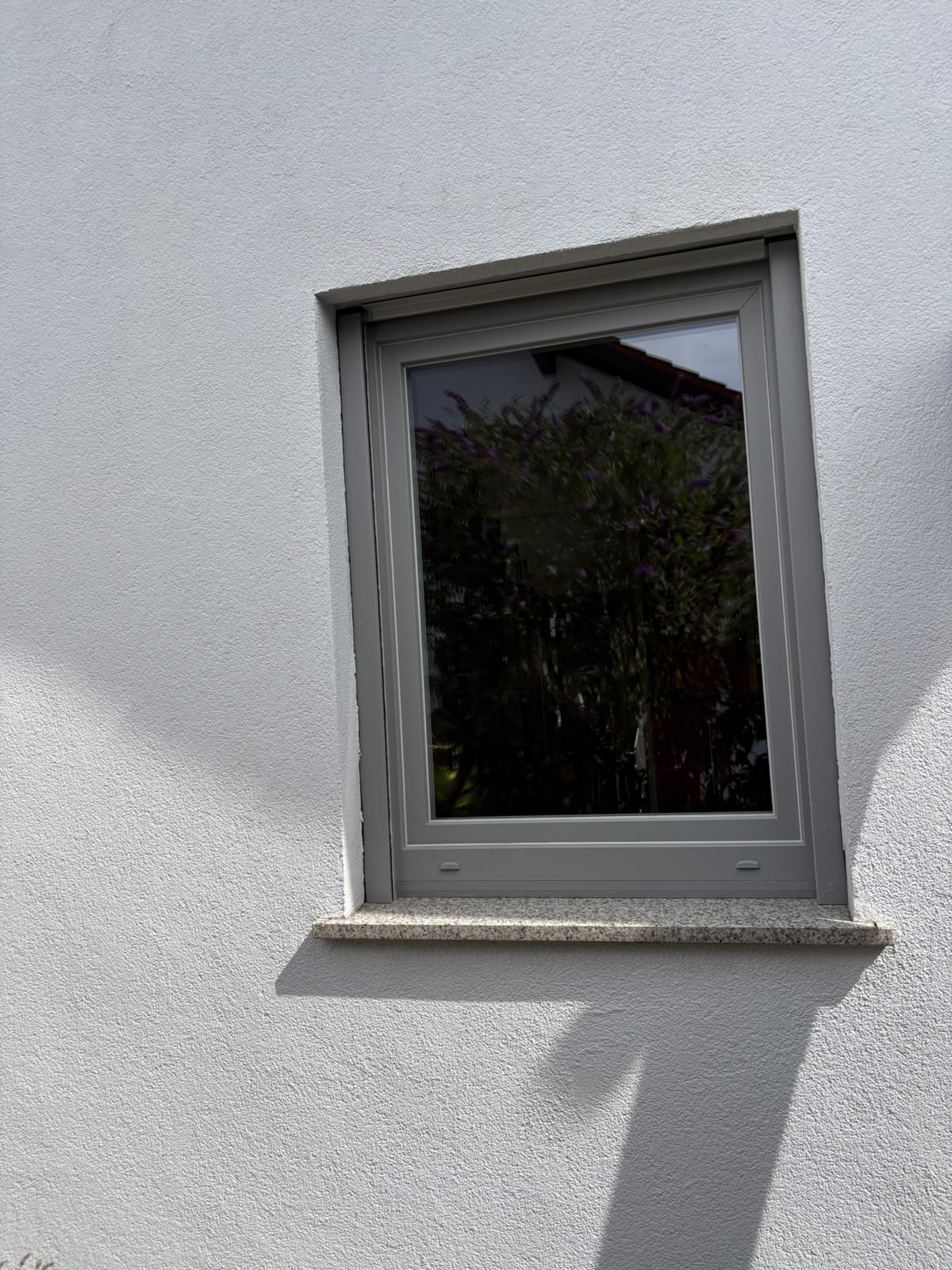 Fenster mit Granitbank – Sauberer Anschluss, präzise Montage, montiert von NextBau Fensterbau