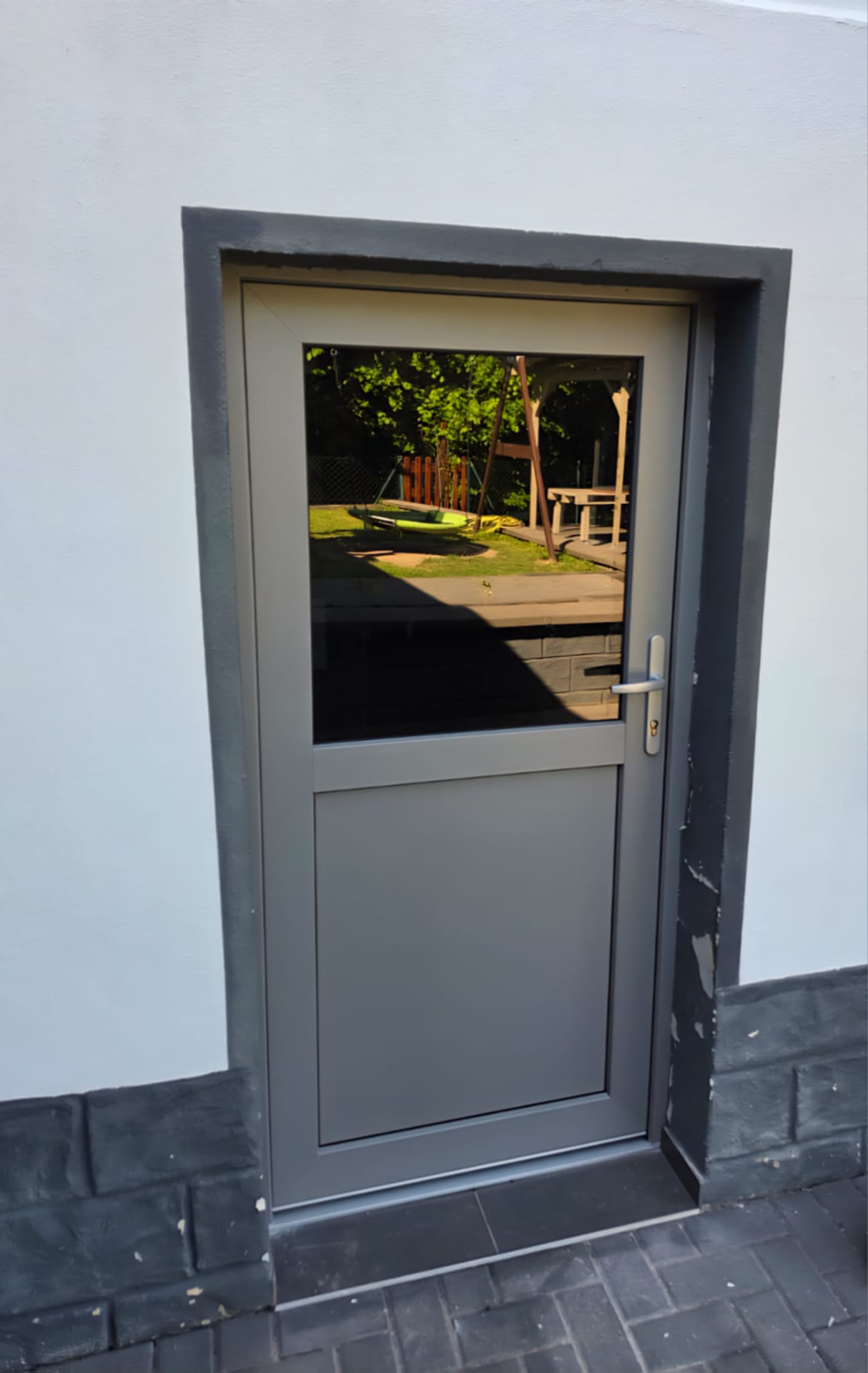 Nebeneingangstür in Grau mit Oberlichtverglasung, montiert von NextBau