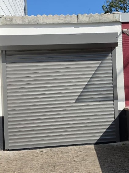 Garagentor RAL 9007 — Rolltor in Graualuminium, passgenau eingebaut